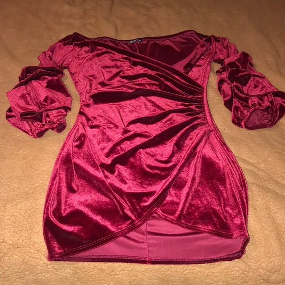 Beautiful red dress - Picture 7 of 7